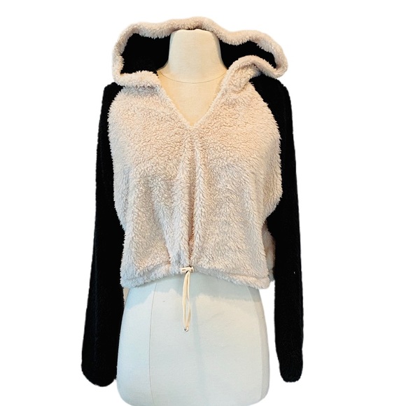 URBAN OUTFITTERS Tilly Faux Fur Hoodie Sweatshirt - Picture 4 of 10